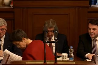 VIDEO: Piráti chodí celý den ve Sněmovně pozadu. Protestují proti Babišově vládě